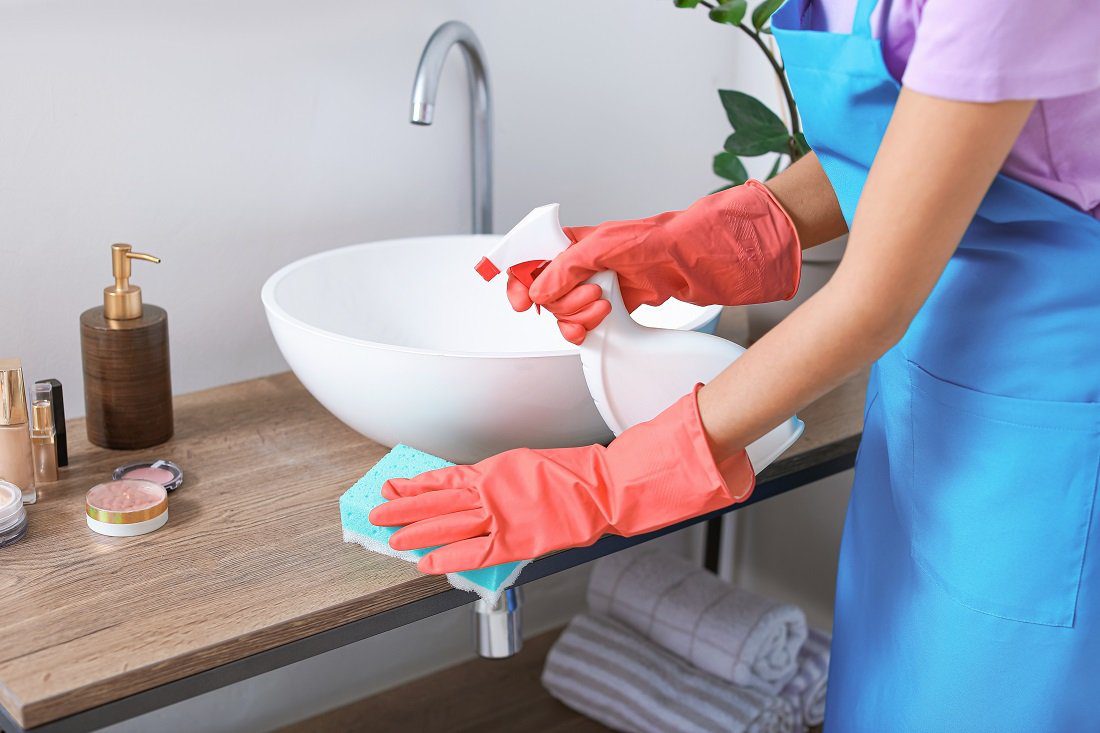 Astuces pratiques pour nettoyer votre salle de bain à fond
